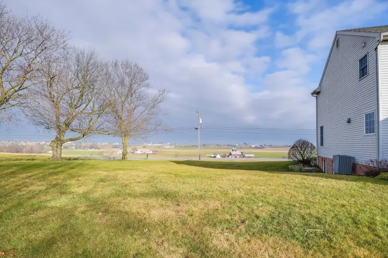 4 Mi to the Amish Village: Spacious Home w/ Deck!