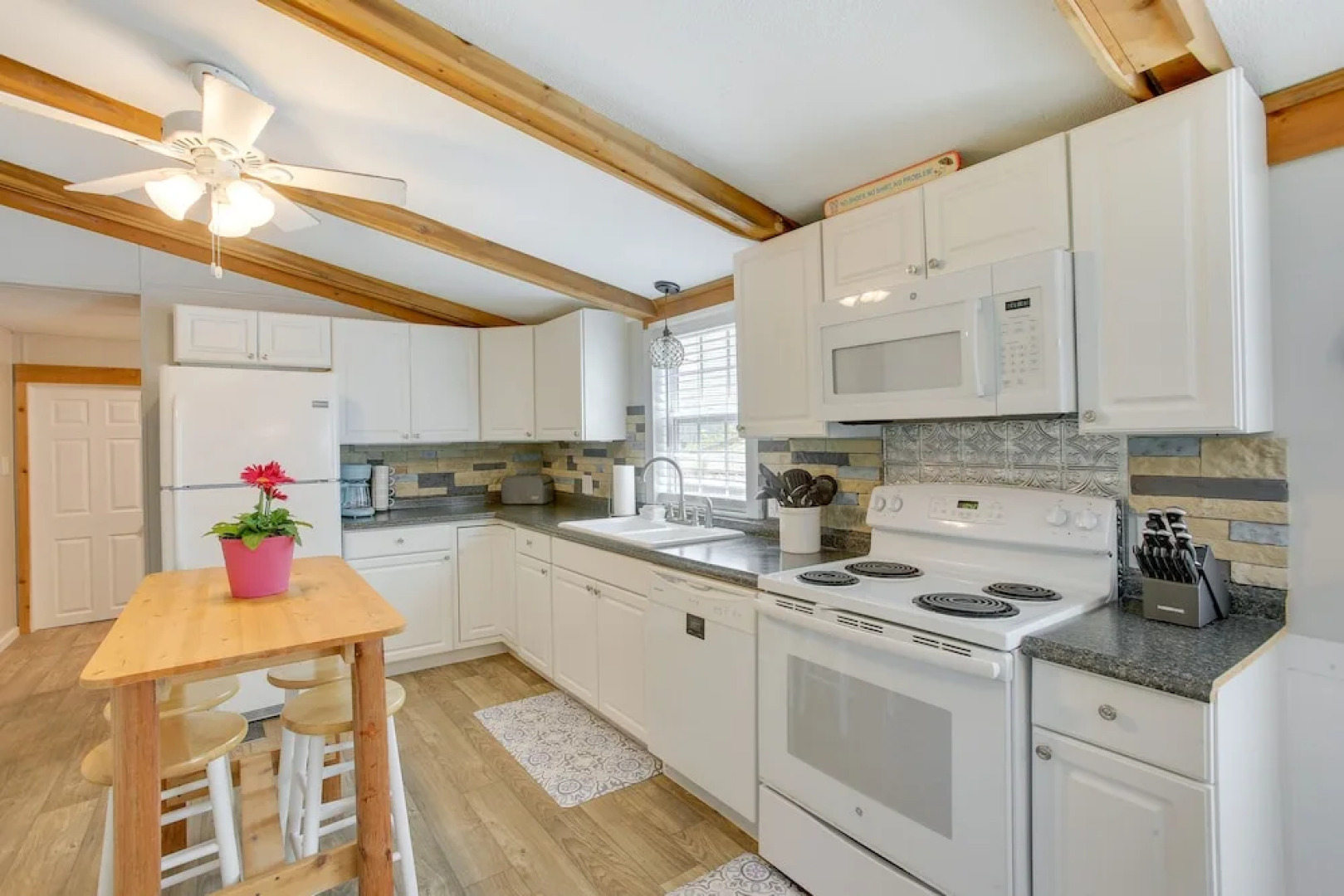 Bright Byrdstown Home w/ Views of Dale Hollow Lake