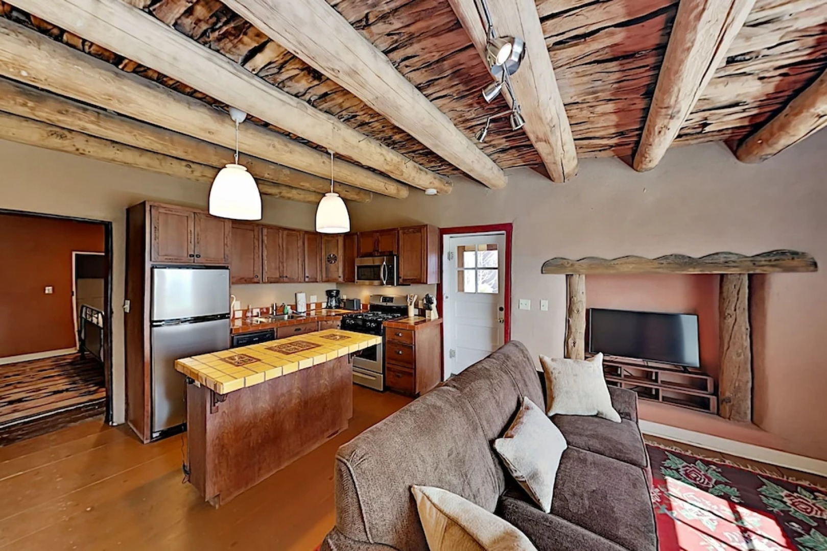 Gorgeous Suite: Full Kitchen, Jetted Tub & 2 Kivas 1 Bedroom Duplex