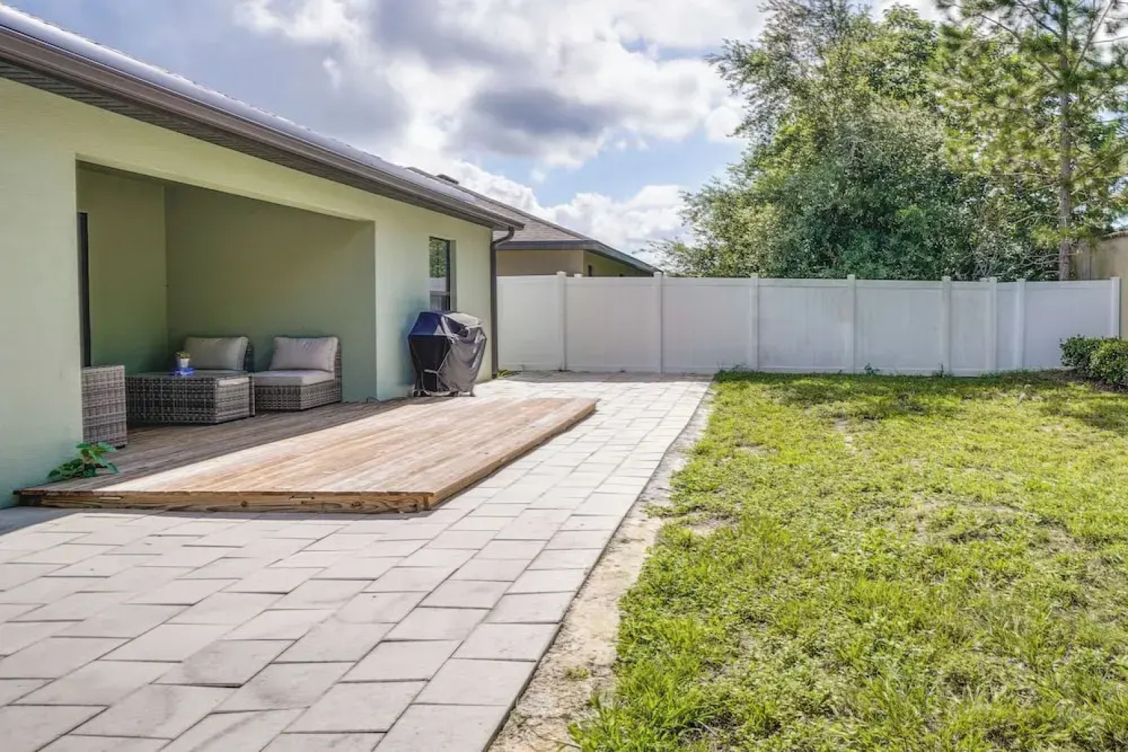 Tavares Retreat w/ Covered Patio & Private Yard