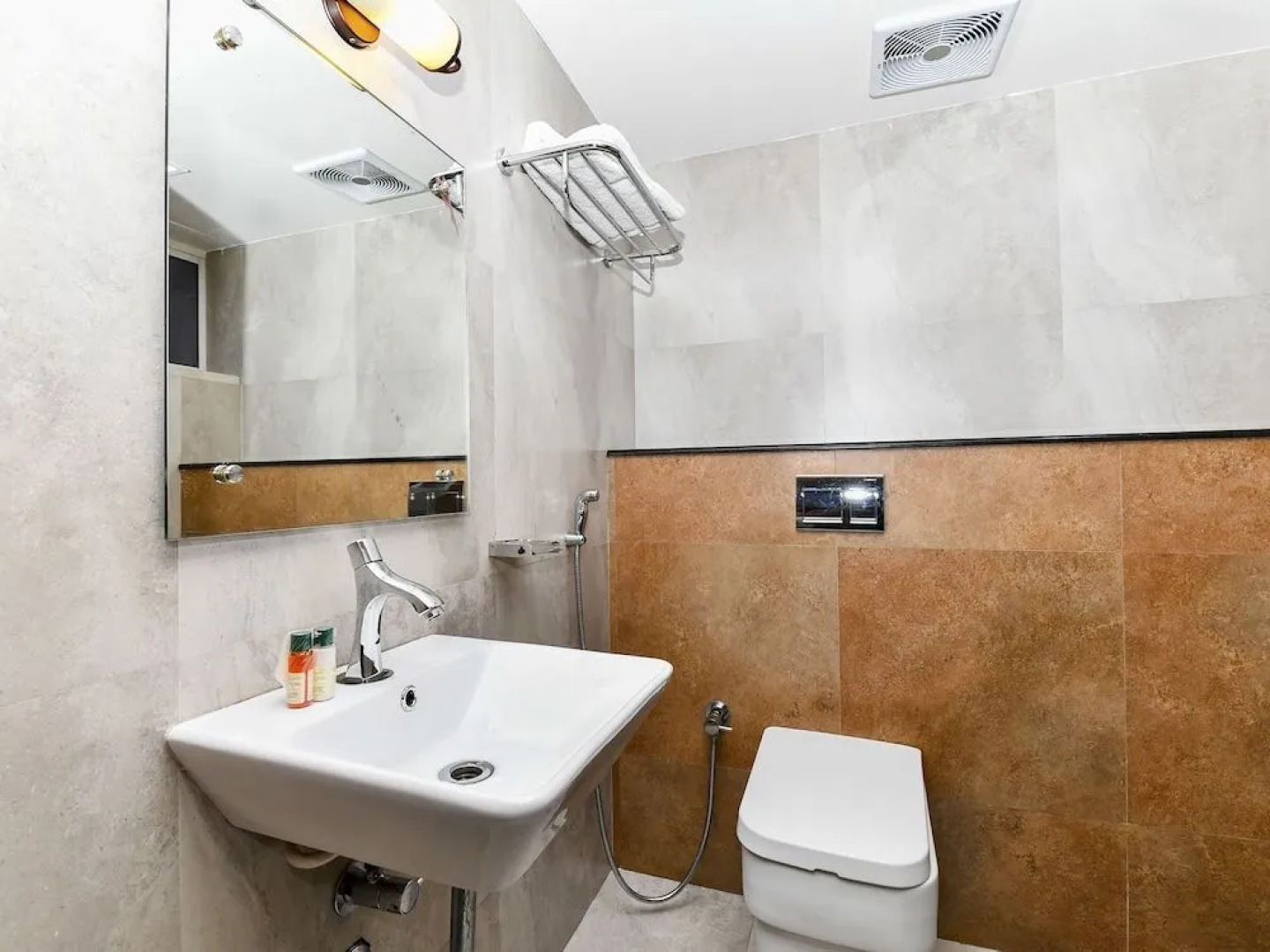 OYO 28129 Hotel Mjm International