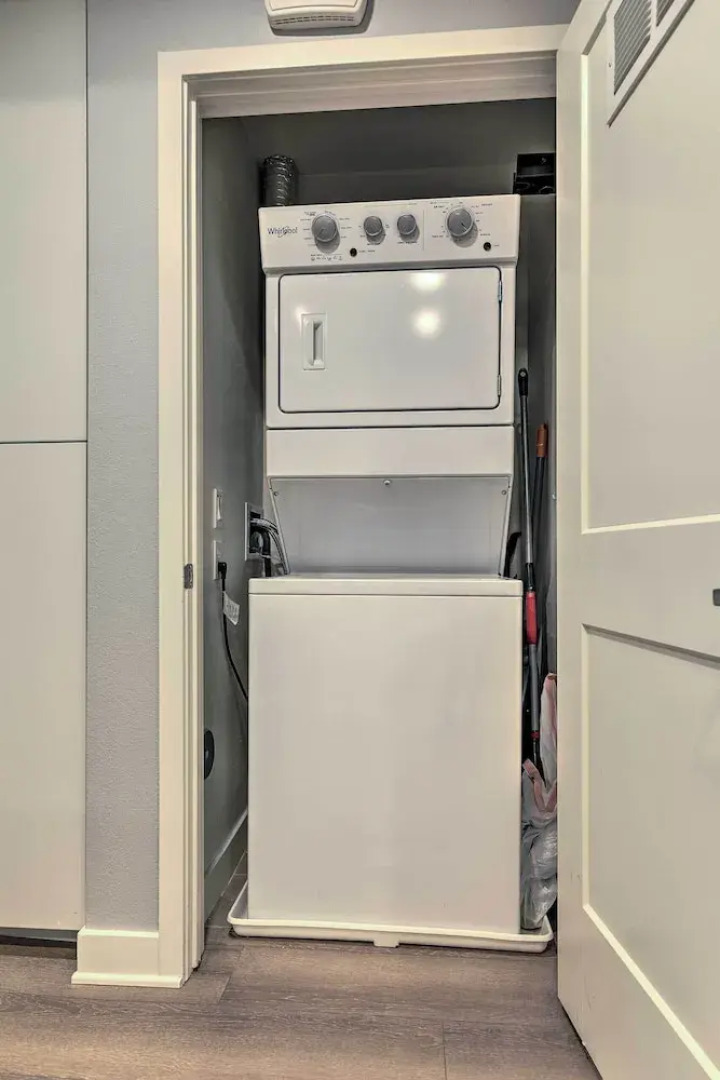 Modern Irvine Condo w/ Pool - 7 Mi to Beach!