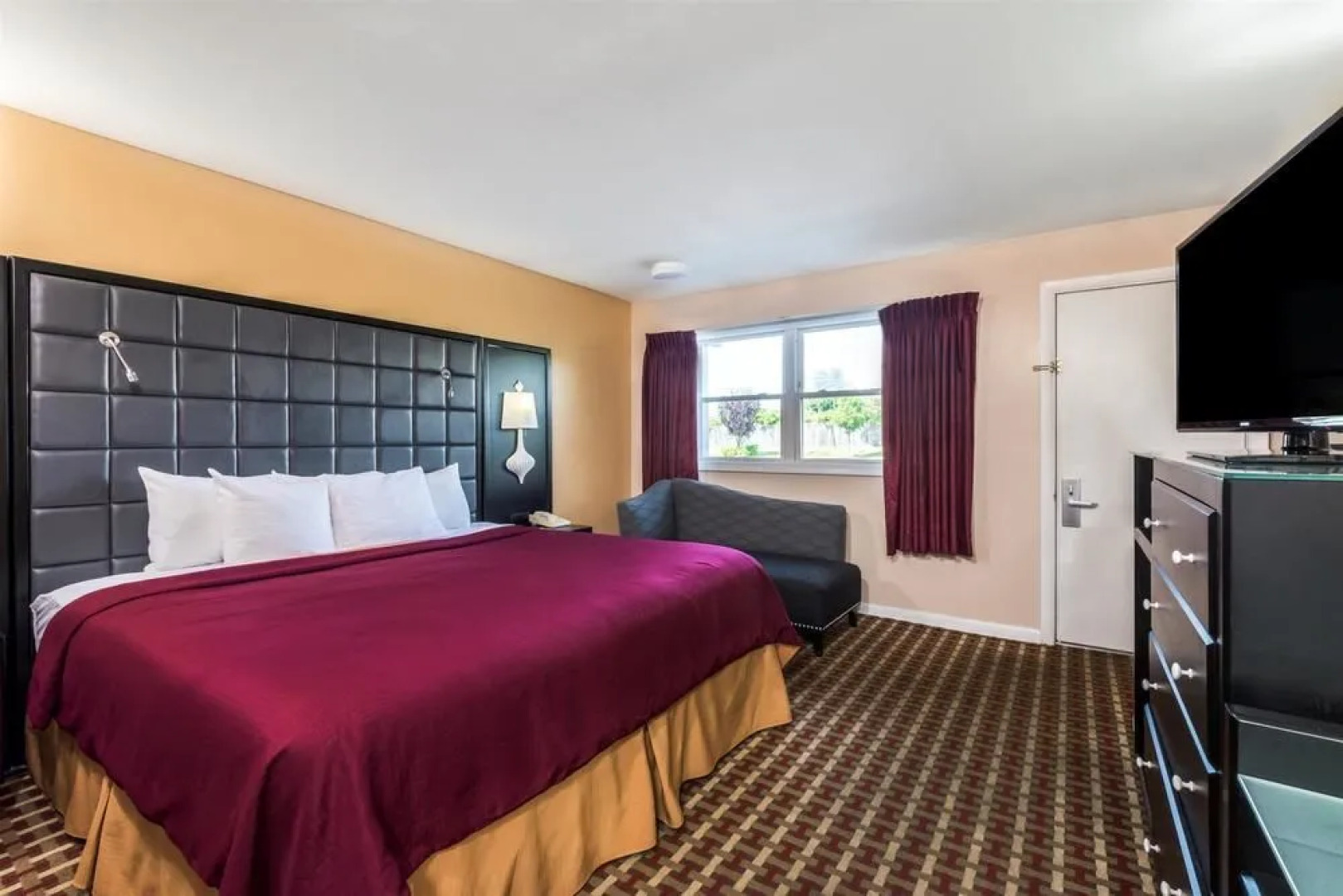 Days Inn by Wyndham Middletown Newport Area