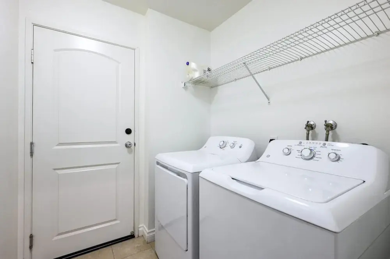 Private Entry Suite w Patio Bath Kitchenette