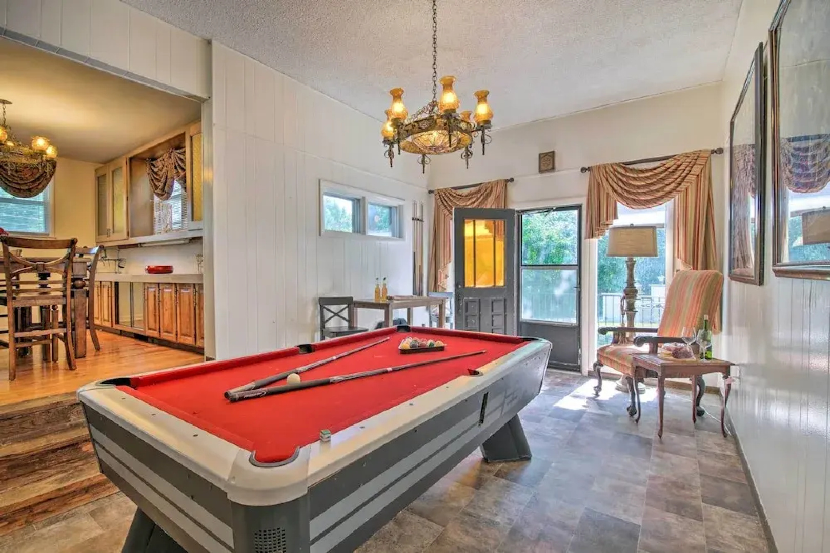 Bright Springfield Home: Walk to Nature Center!