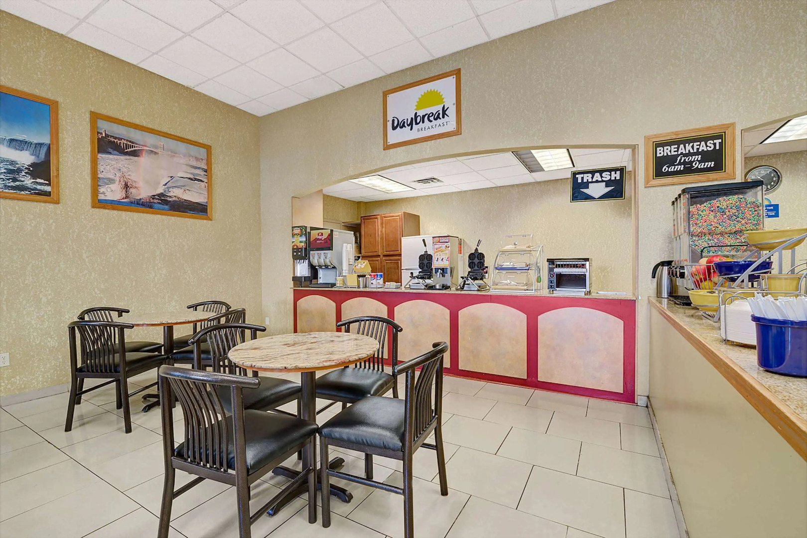 Days Inn & Suites by Wyndham Niagara Falls/Buffalo