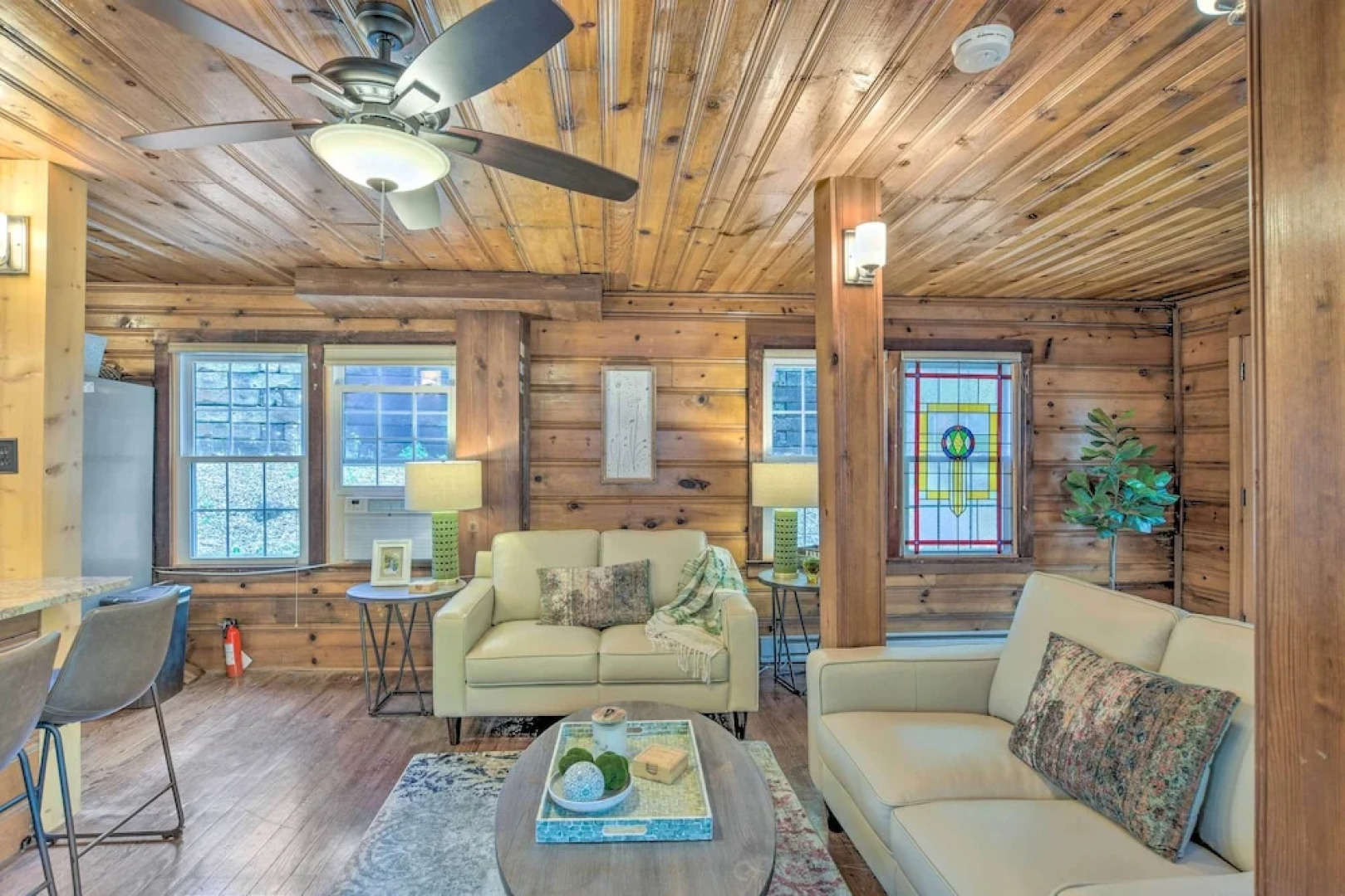 Screened Porch & Grill: Waterfront Landrum Cottage