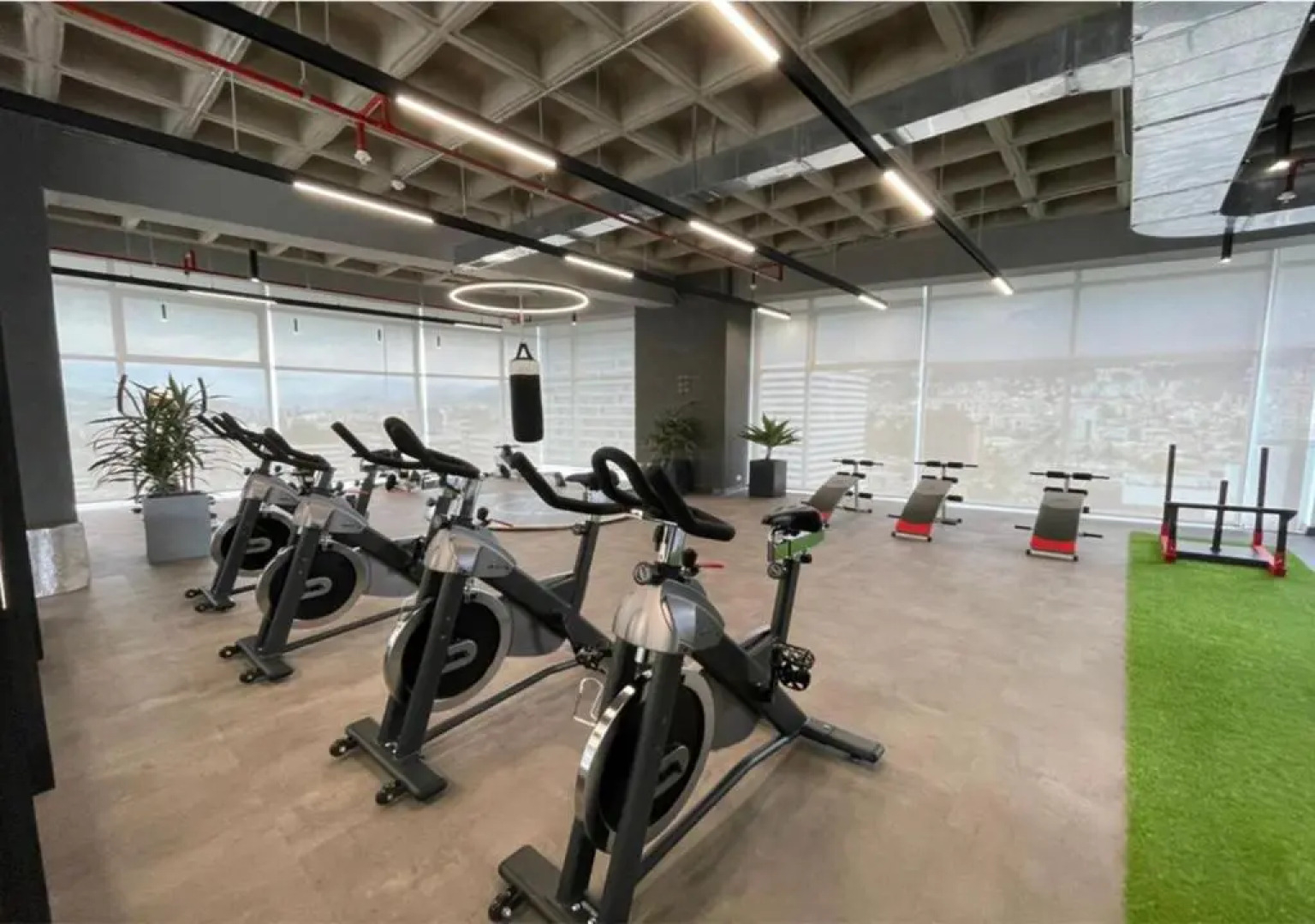 Hermoso departamento 2 habitaciones piso 23 con balcón y jardín en el mejor edificio del Ecuador