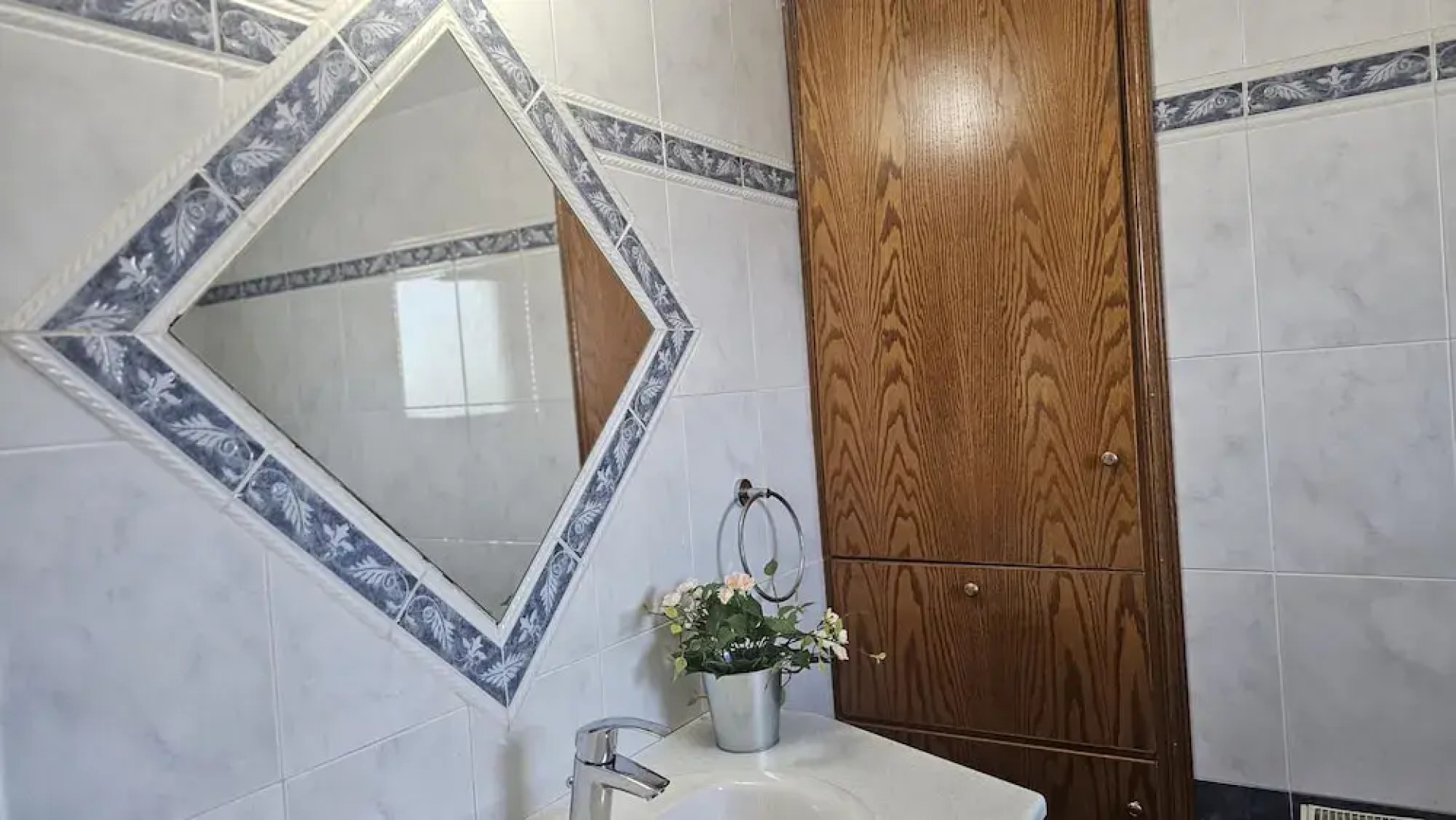 39 EGM - Stay Uptown Apartment