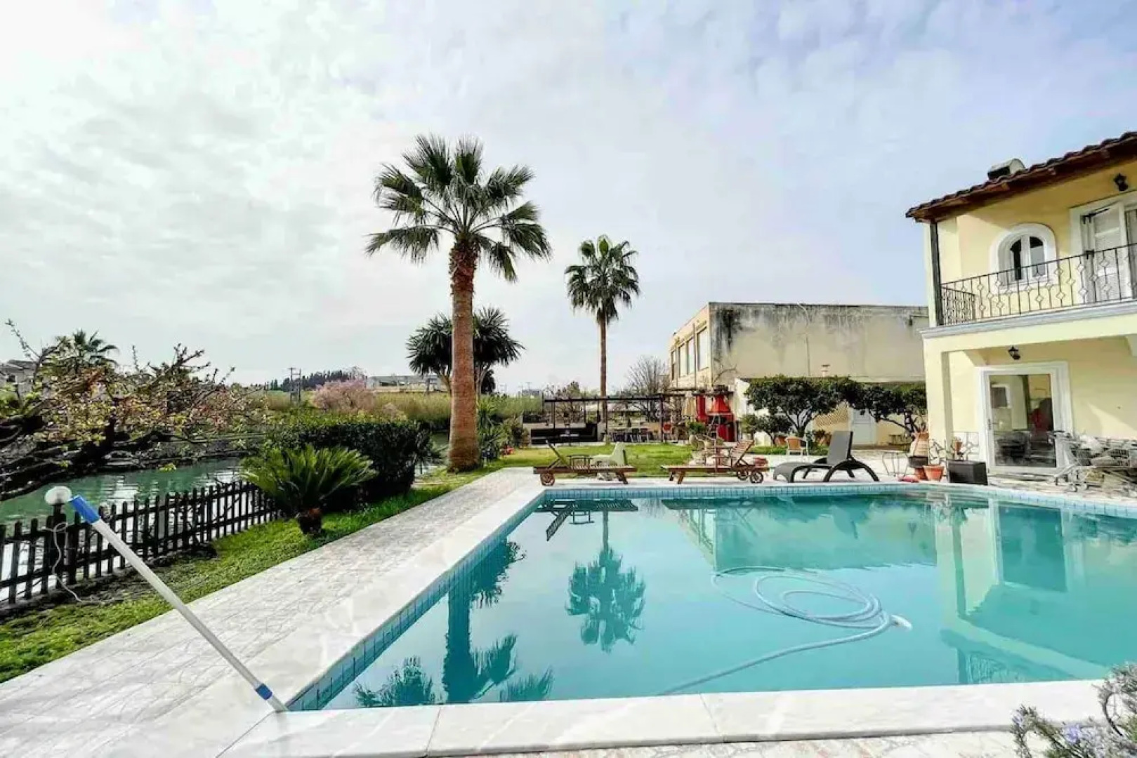 Riverside Villa 8 Persons With Access to the sea