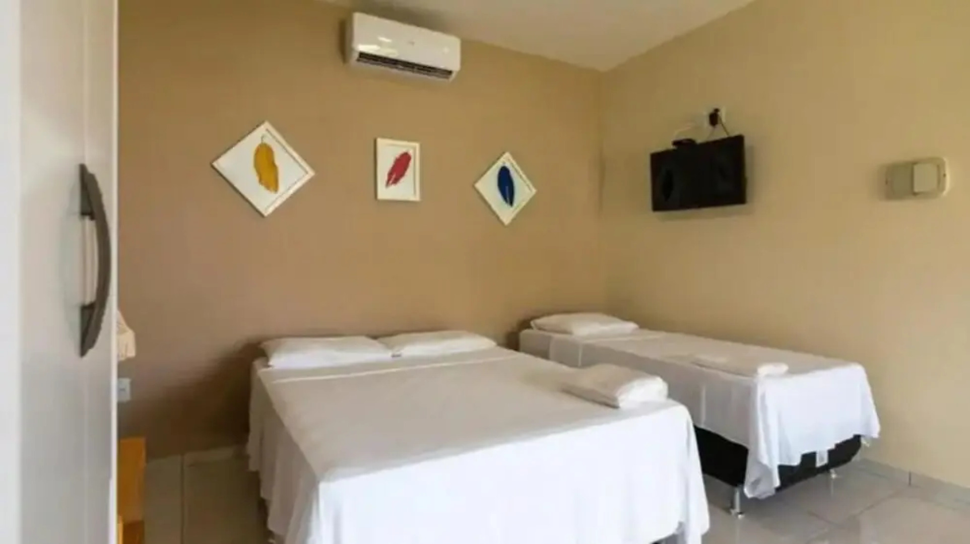 Chal Aconchegante com Vista Jardim em Vila - 04