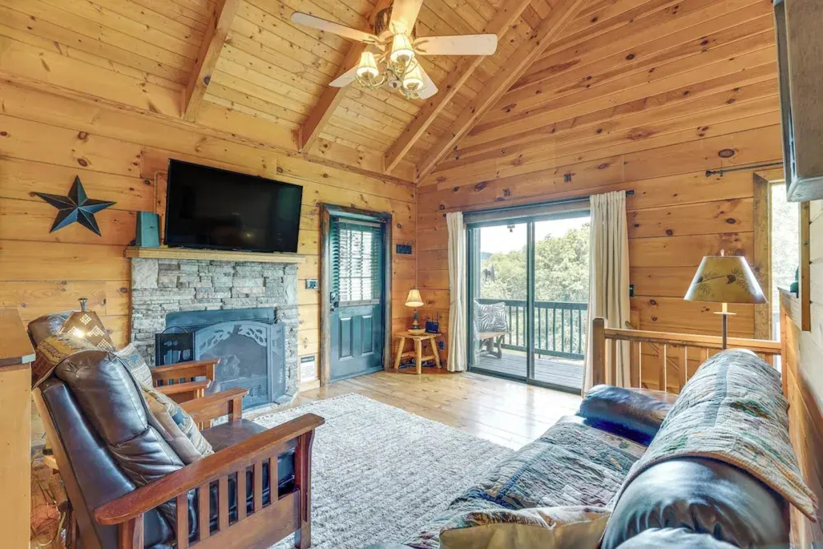 Private Hot Tub: Riverfront Cabin in Murphy