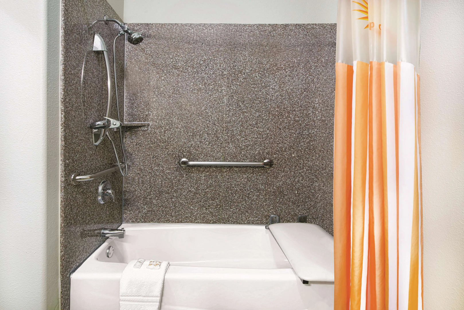 La Quinta Inn & Suites by Wyndham Mercedes Outlet Mall