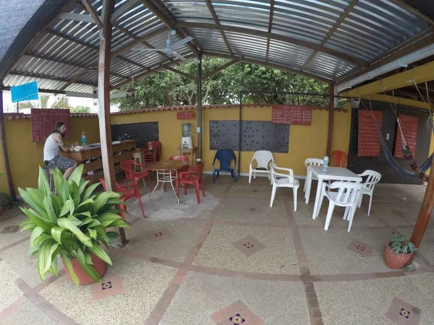 Leticias Guest House - Hostel