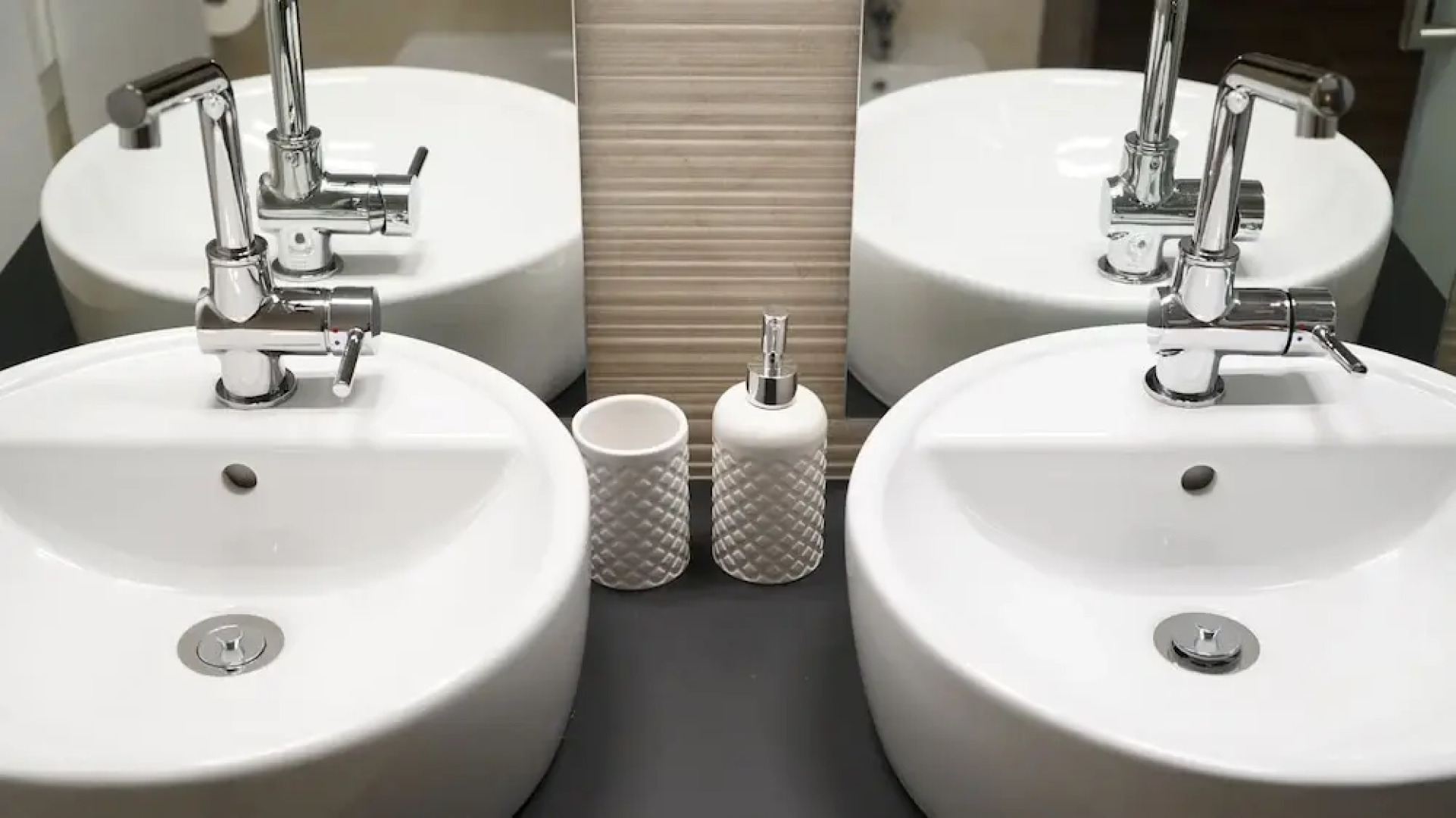 The White Building - [ROOMS]