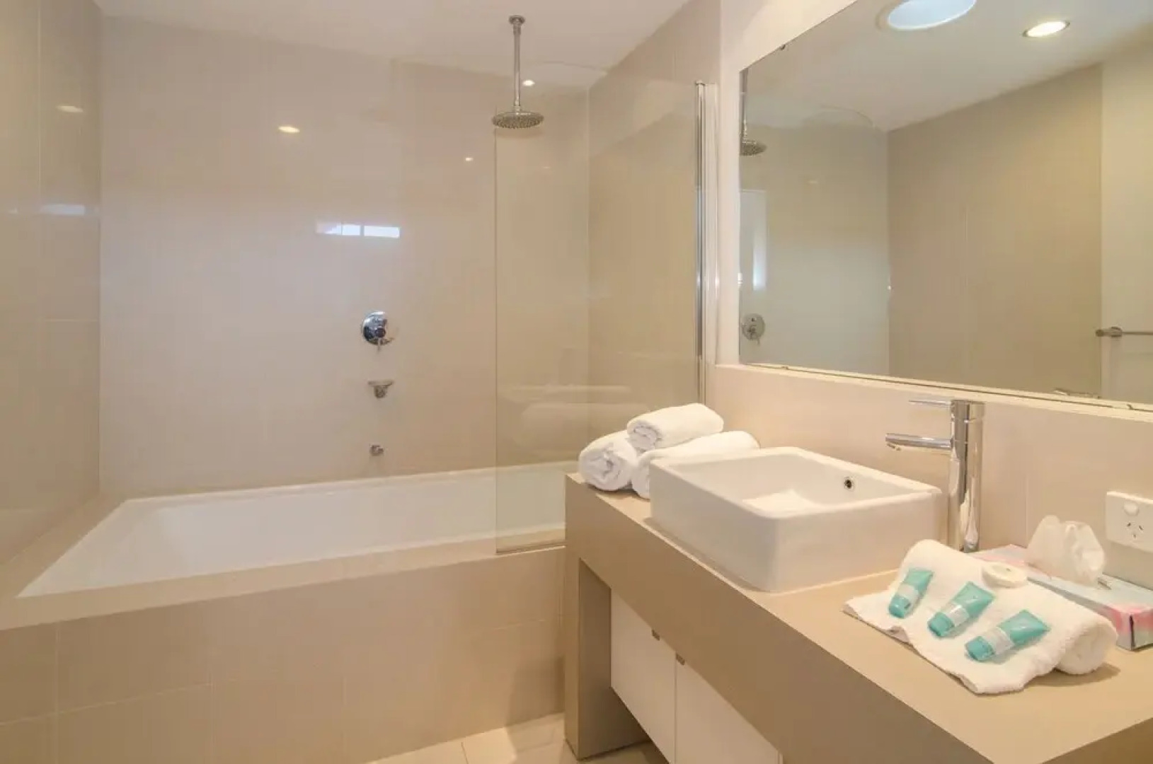 16 Seine Bay Apartment