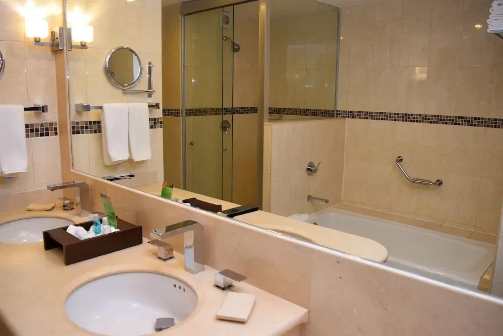 Astur Hotel y Suites