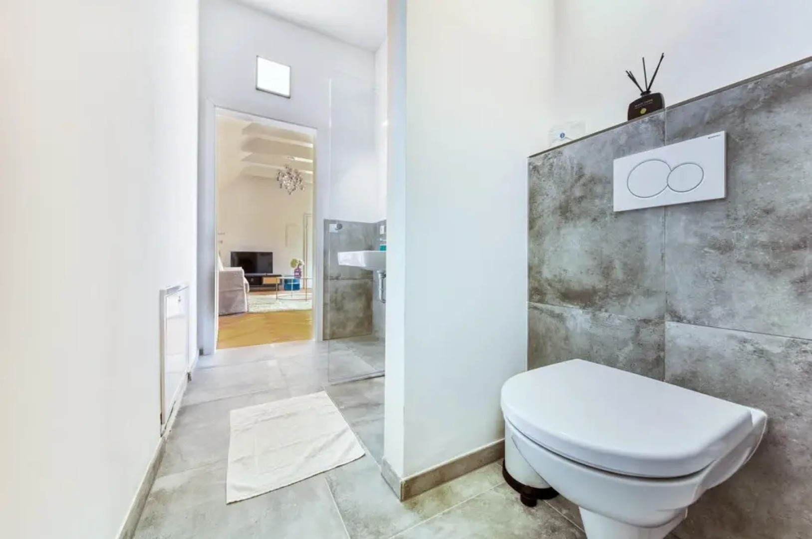 Deluxe Apartment With Balcony Parking and Elevator in the City Centre