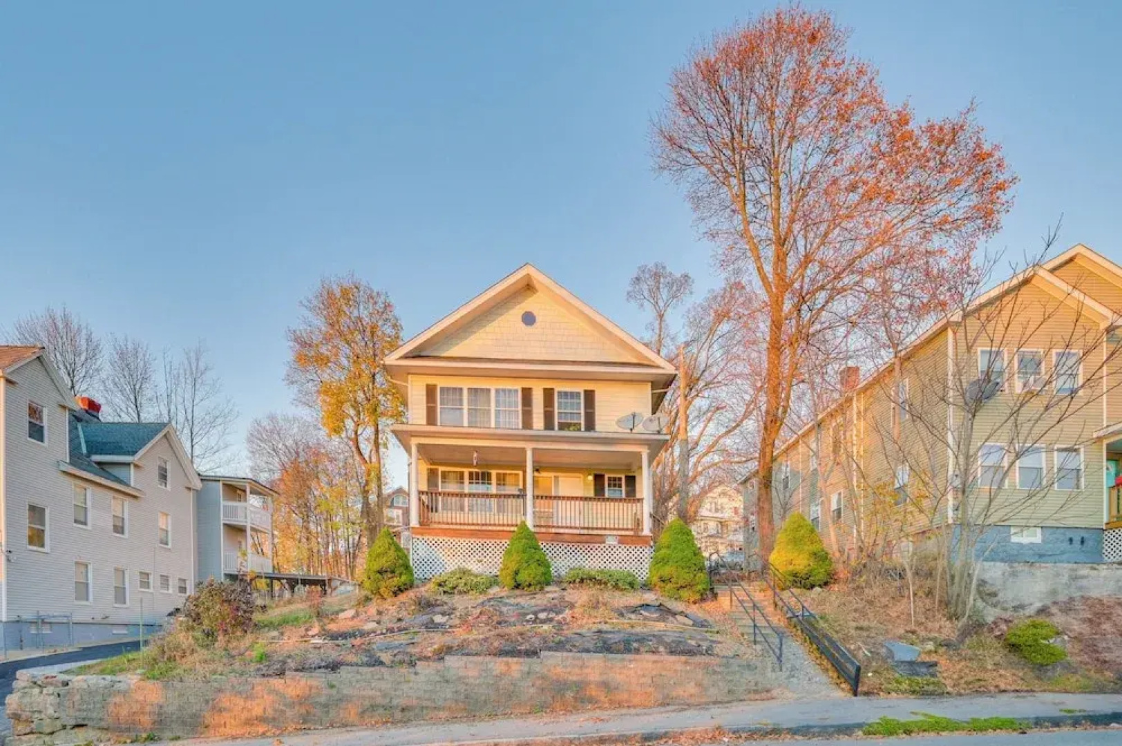 1 Mi to Downtown & Palladium: Worcester Getaway!