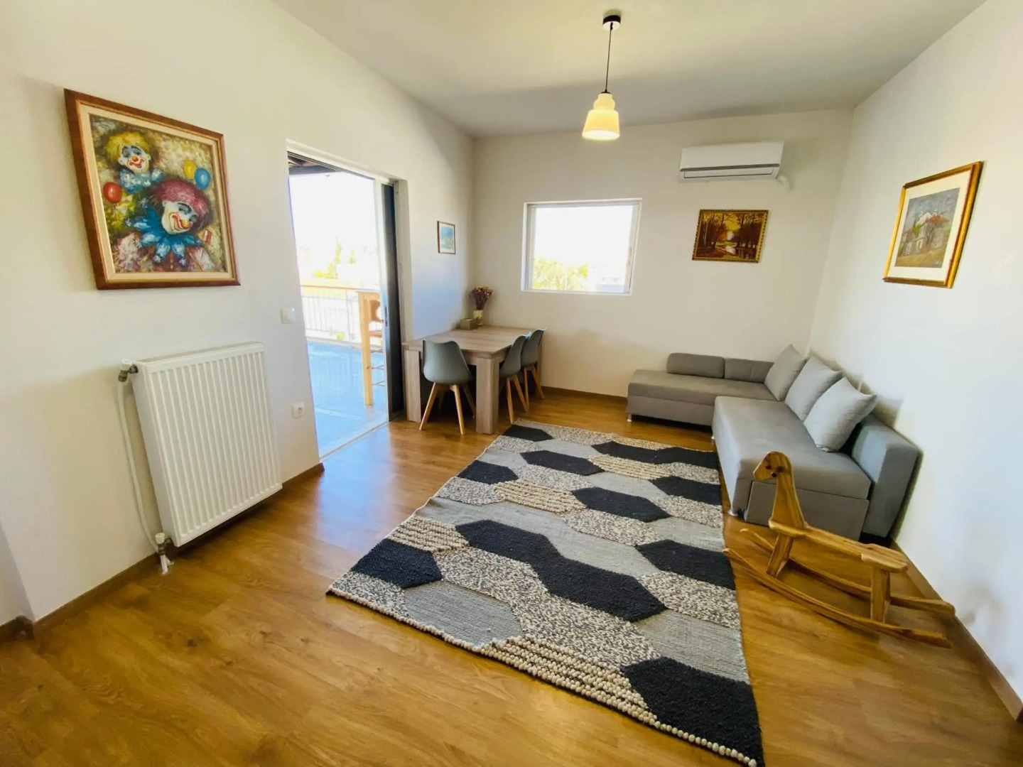 地铁站旁,免费停车位,距机场15分钟车程,独享80平米露台和美景,星空帐篷,舒适淋浴,宽敞3间房3张双人床公寓