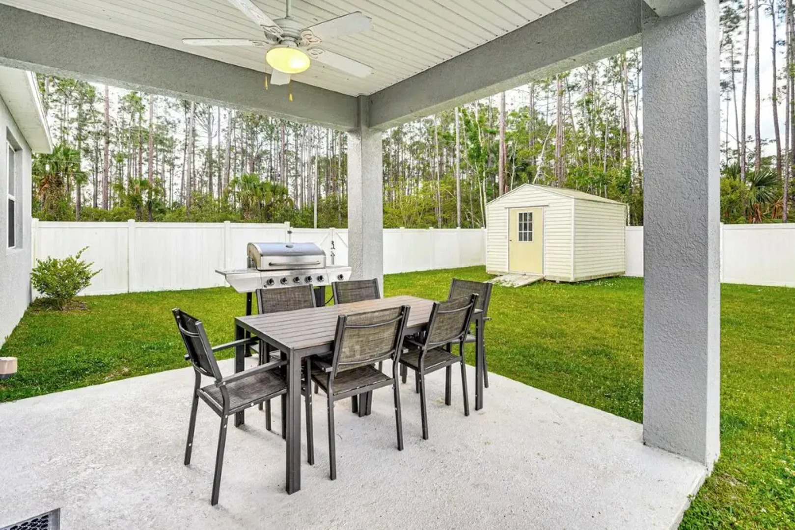 7 Mi to Flagler Beach: Breezy Stay w/ Pool Access!