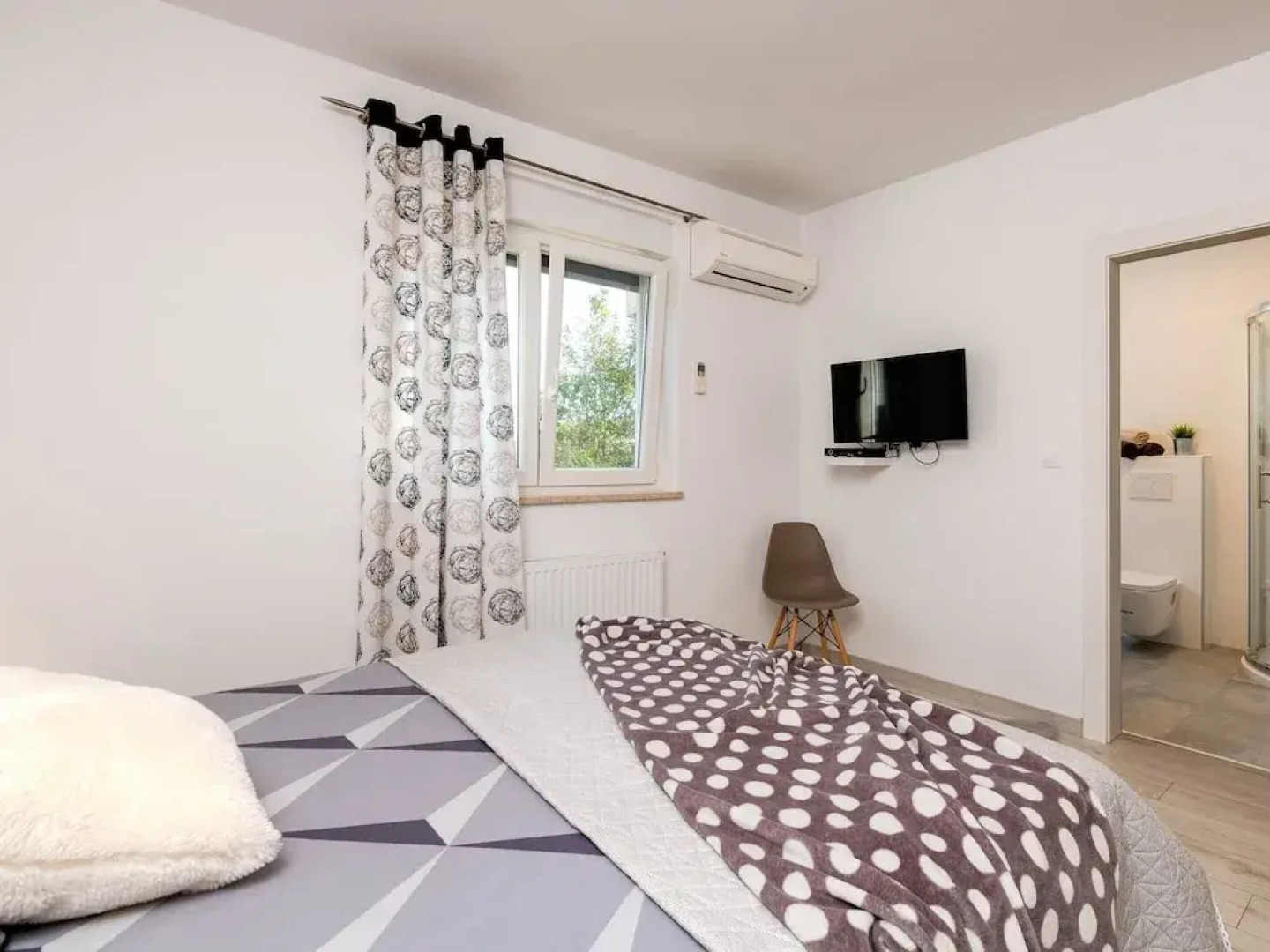 Detached Holiday Home With Swimming Pool, Near the Beach