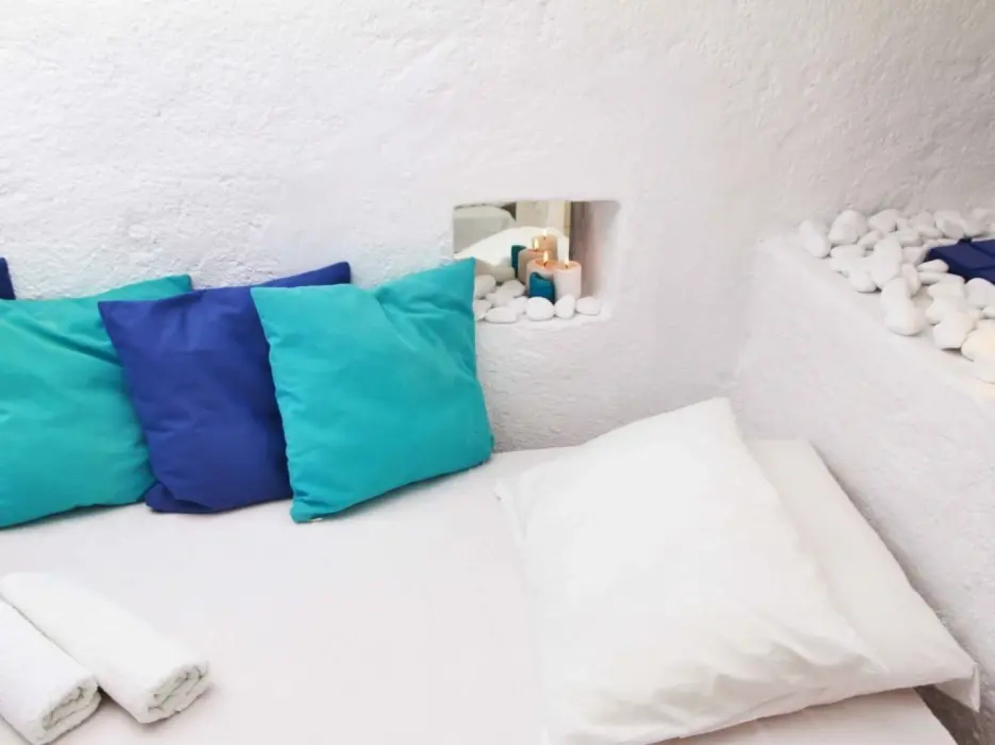 Blu Bianco Cave House