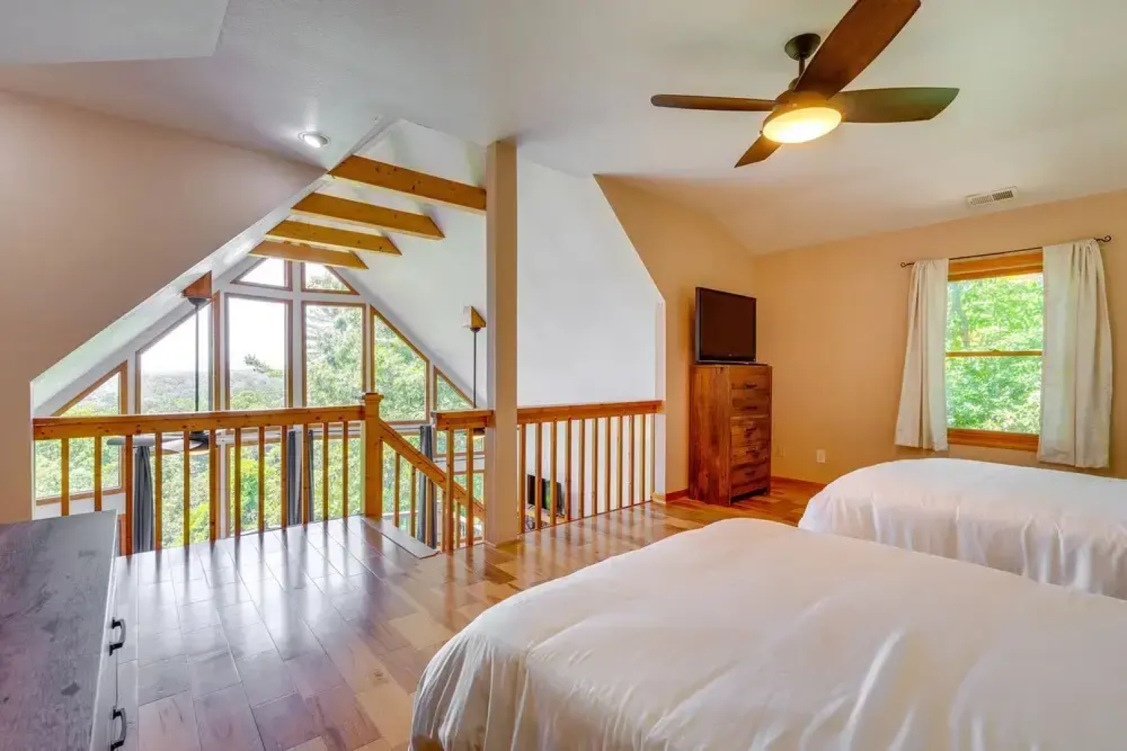 Cozy Murphy Cabin Retreat: Hot Tub & Mtn Views!