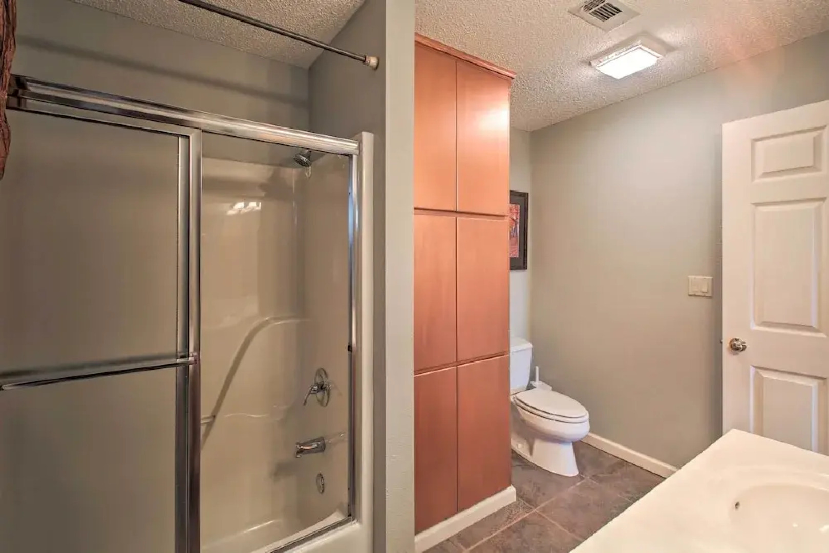 3 Mi to Lake Desoto: Home w/ Furnished Deck!