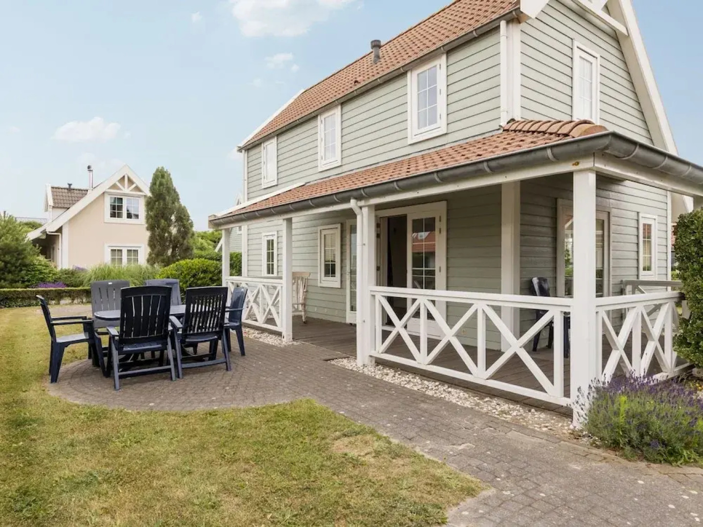 Restyled villa with soundbar 500m. from the beach