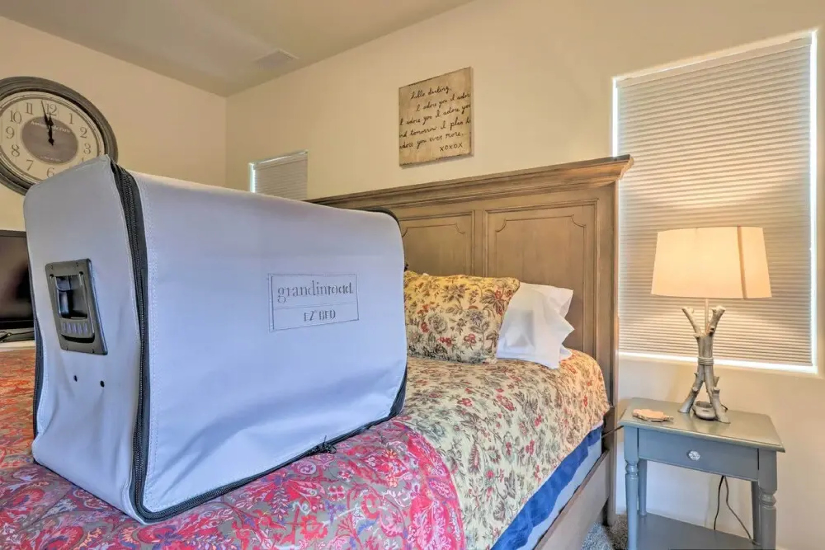 Hot Tub, Deck & Mtn View: Lavish Cabin in Pine!