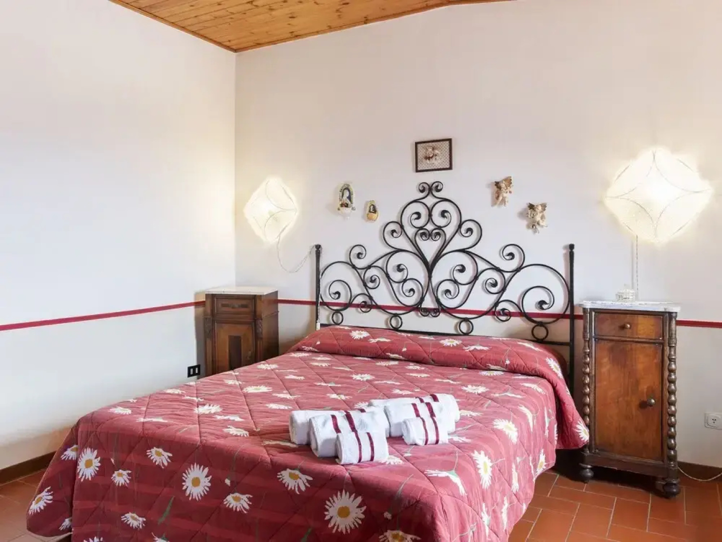 Vintage Holiday Home in Montemagno Camaiore With Sauna