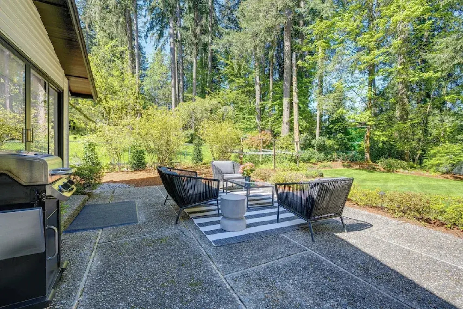 Modern Home: 3 Miles to Woodinville Wine Country!
