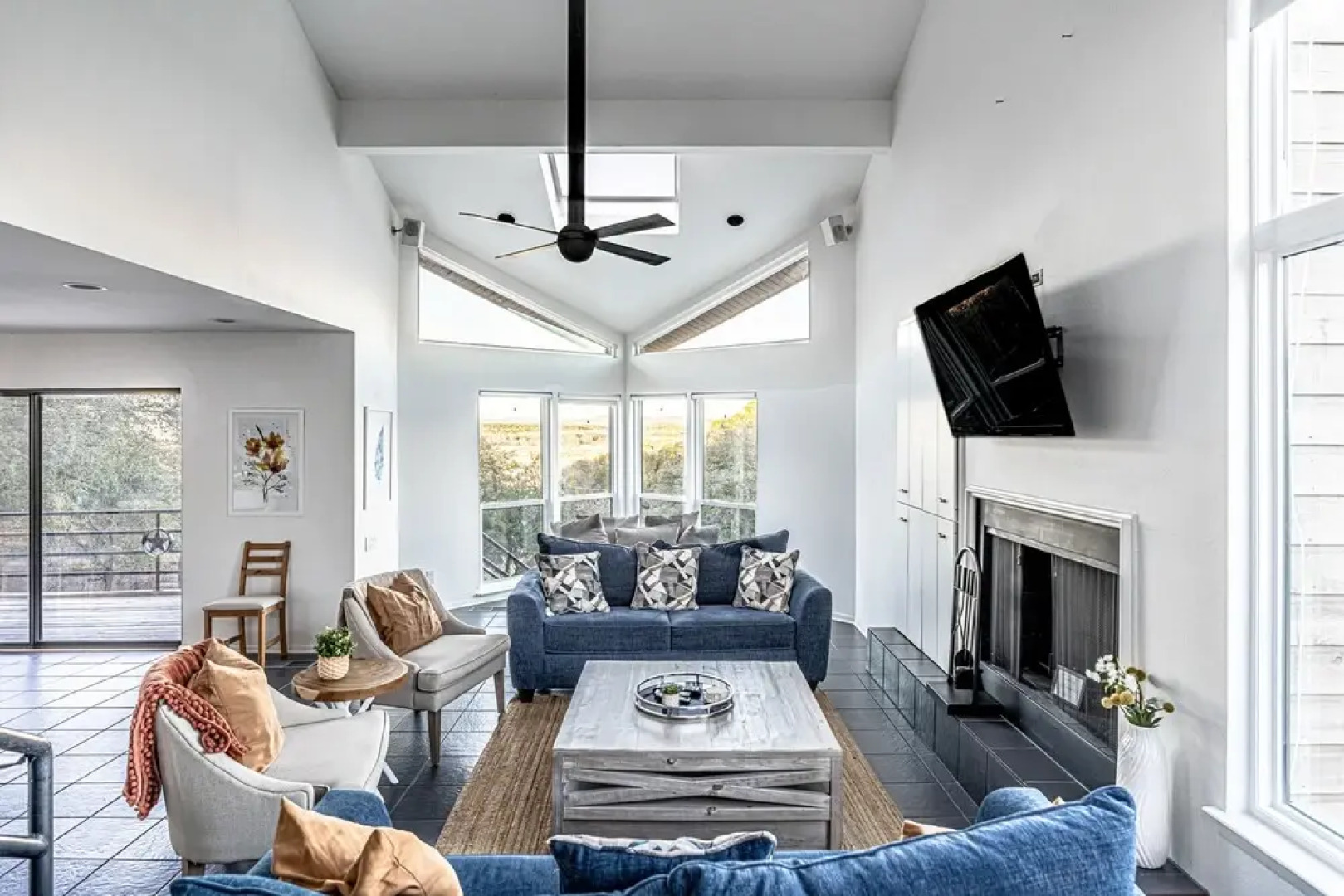 5br Home w/ Pool and a View!