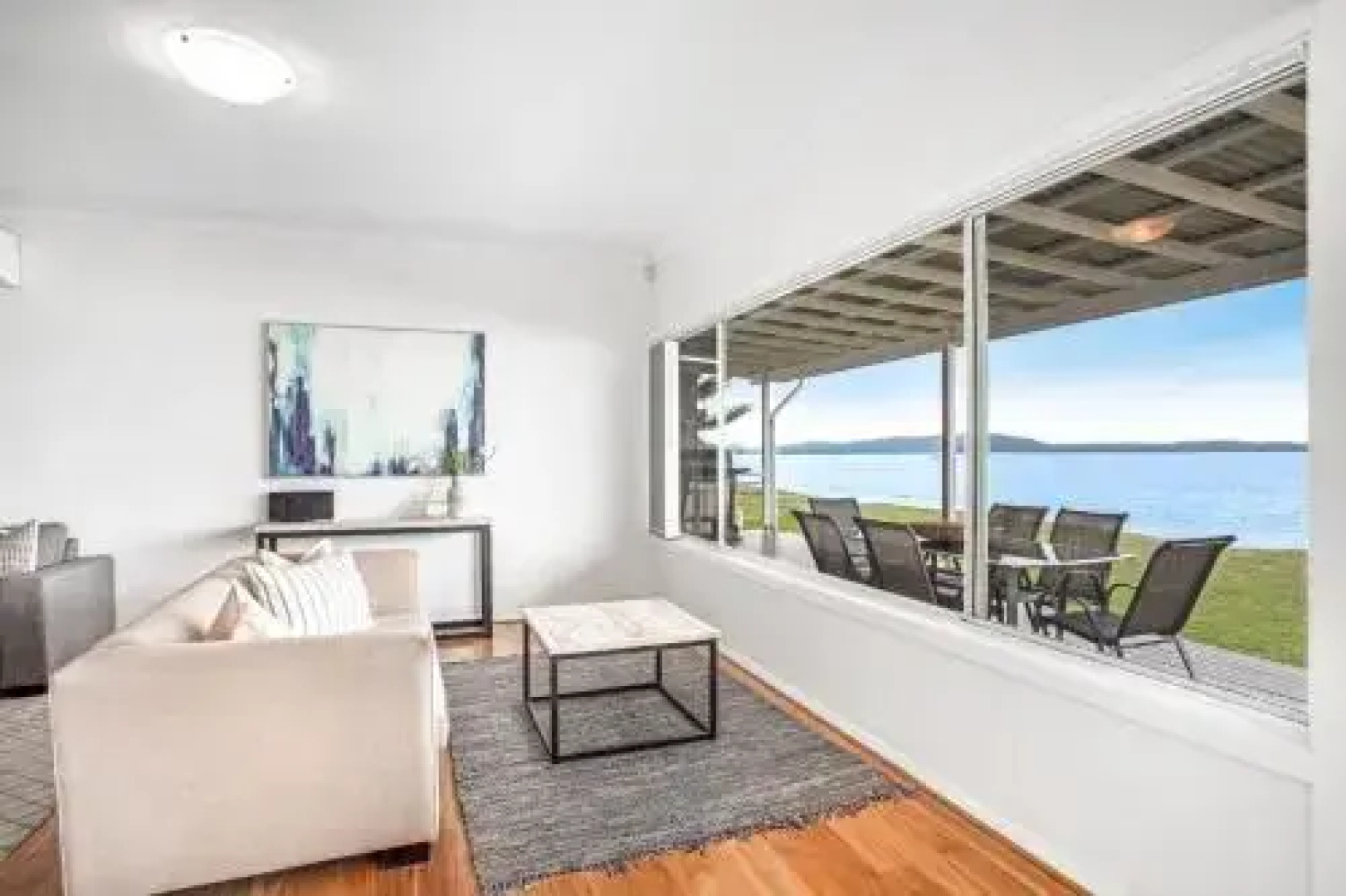 Beached Inn' 93 Foreshore Drive - Spacious Beach Front House