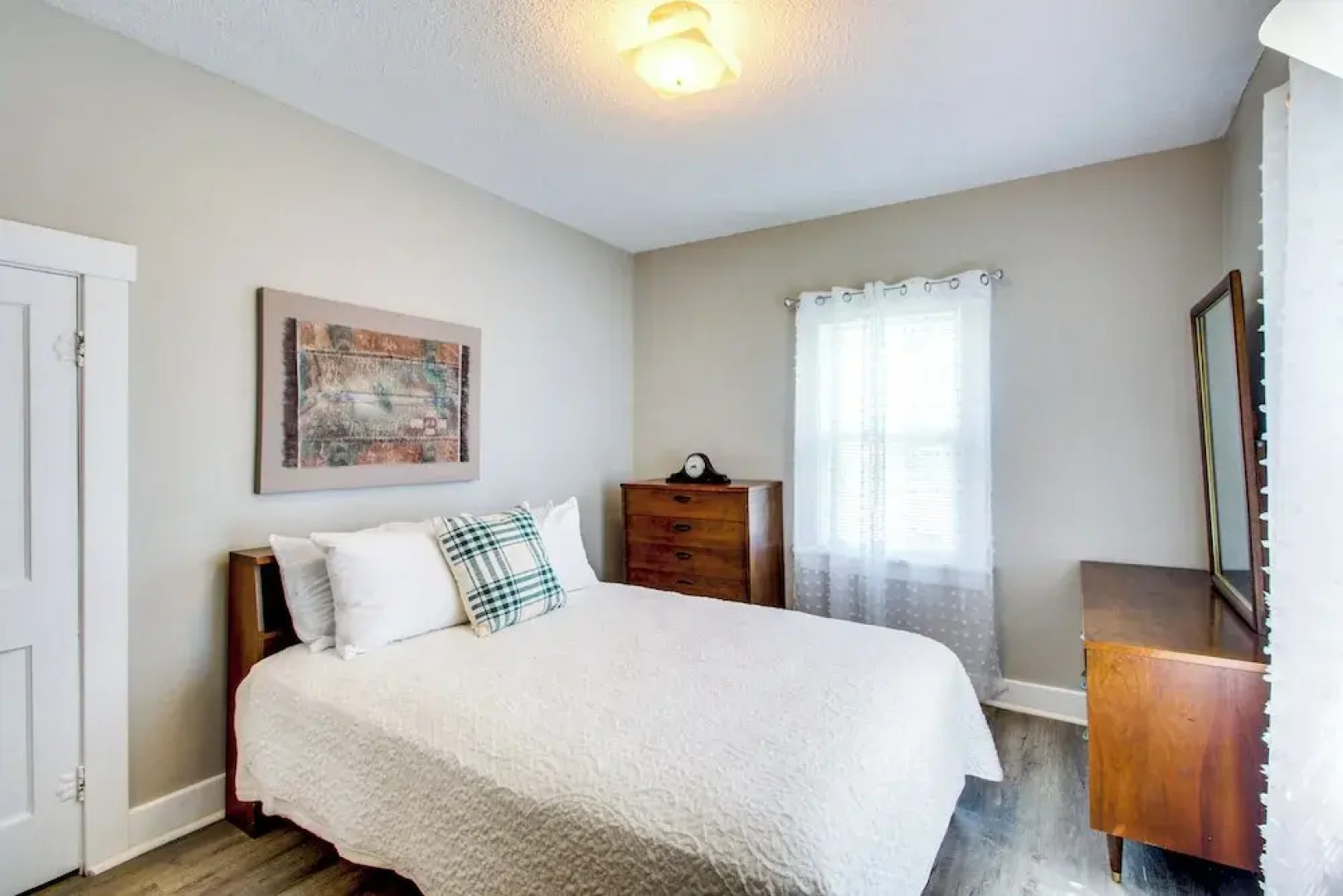 1 Mi to K-state Campus: Central Manhattan Home