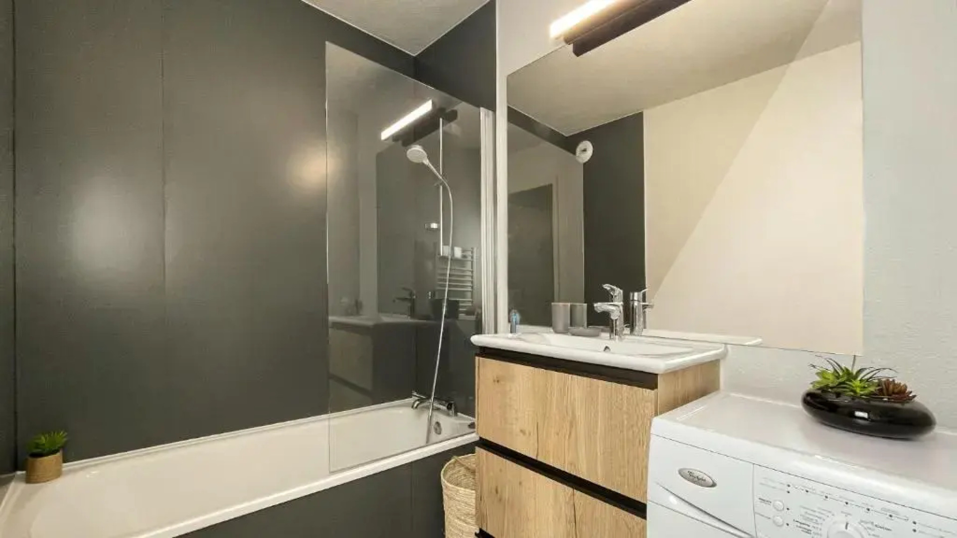 HOMEY WOOD - New - Appartement avec une chambre - Parking privé gratuit - Balcon privé - A 5 min de la gare pour rejoindre Genève