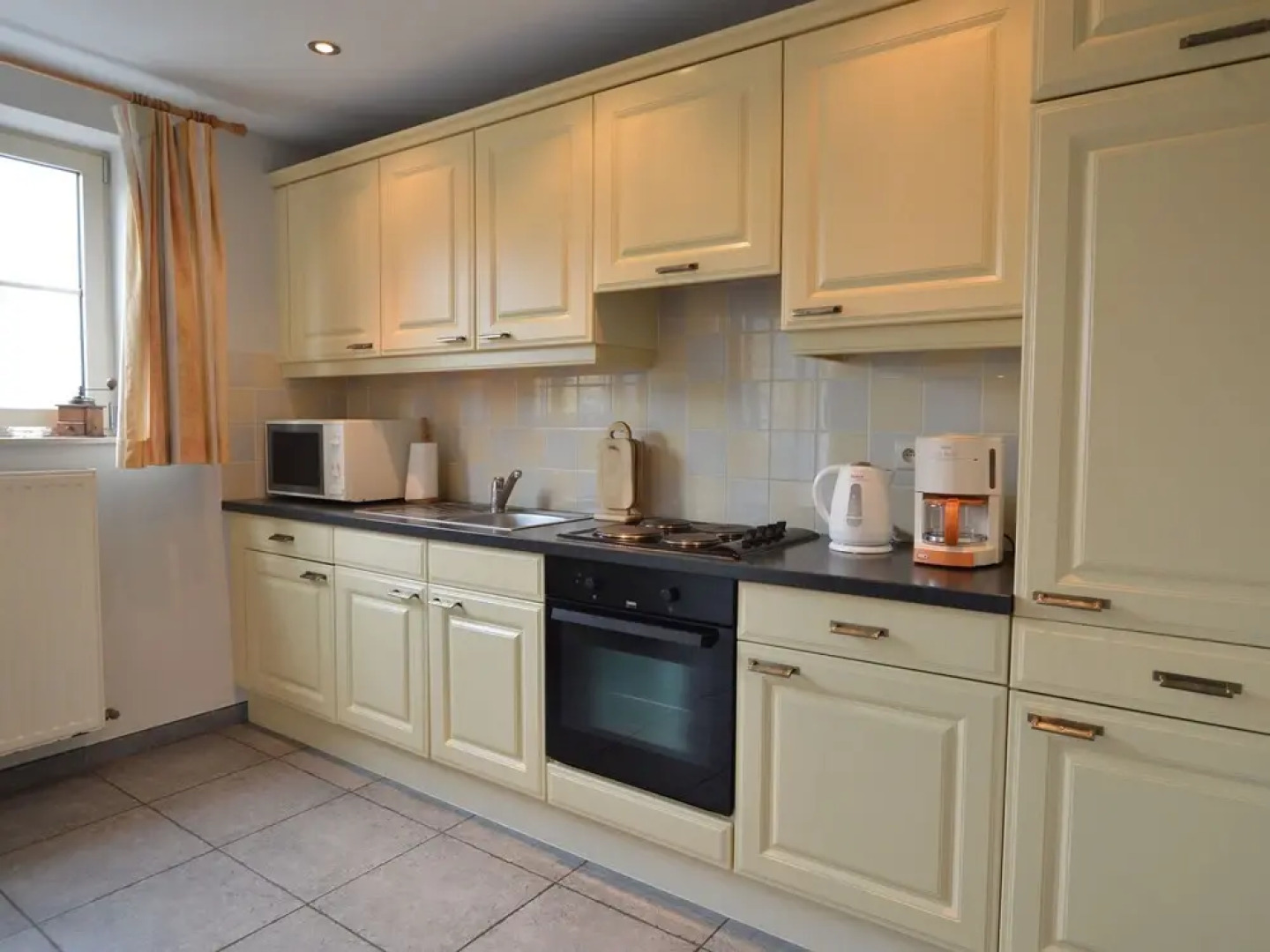 Holiday House with Jacuzzi, Spacious Garden, Beautiful Views And a Playground