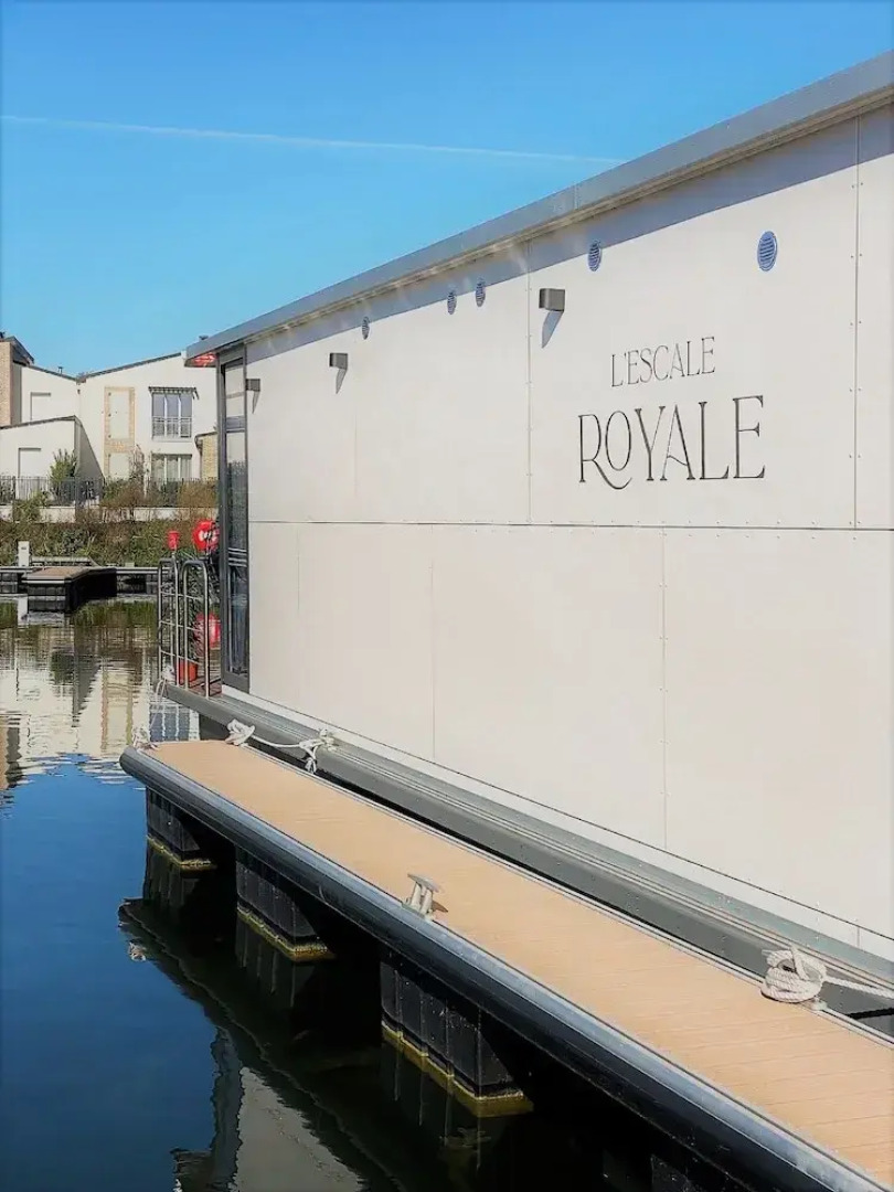 Un Moment Suspendu Pour Couple : Houseboat « Trampoline sur Leau »