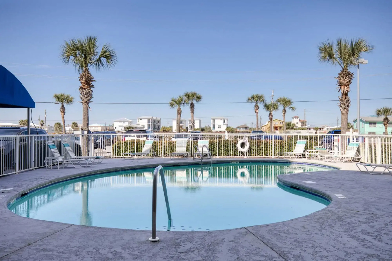 Amazing condo on the whites sands of Gulf Shores with outdoor pool