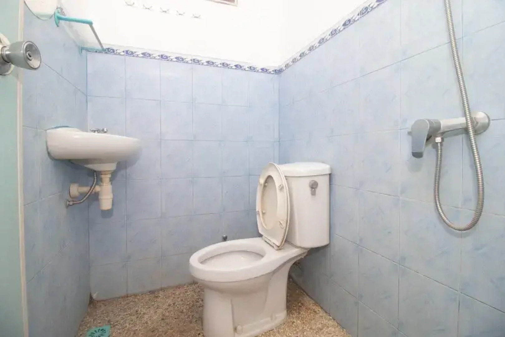 RedDoorz near Pantai Boom