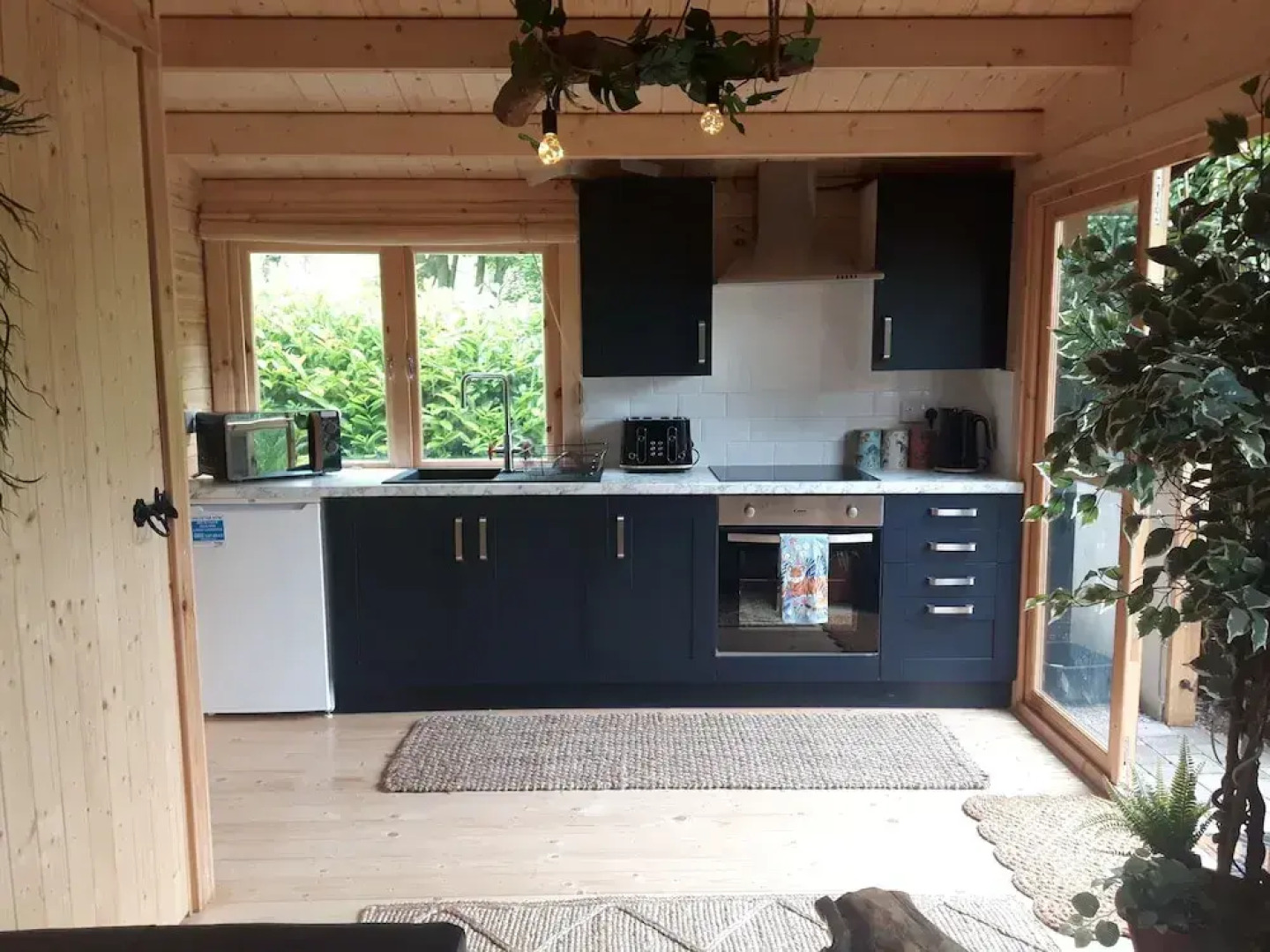 Cabin set in a Beautiful Romantic Tropical Garden