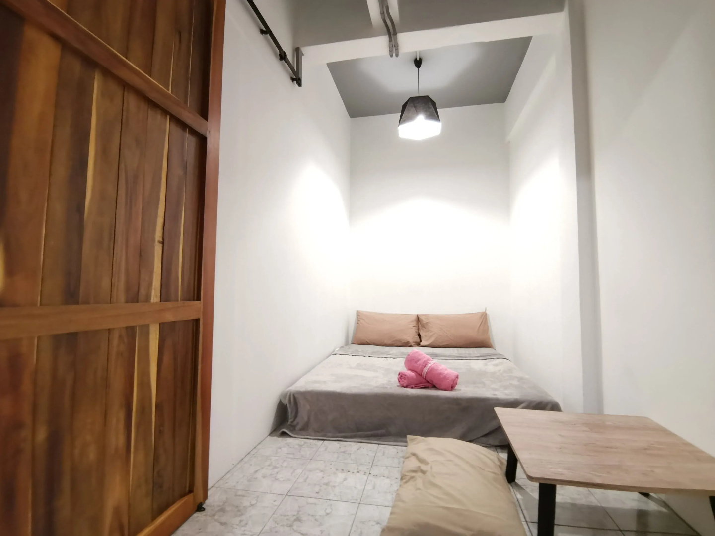 8 Sleepers Street Hostel