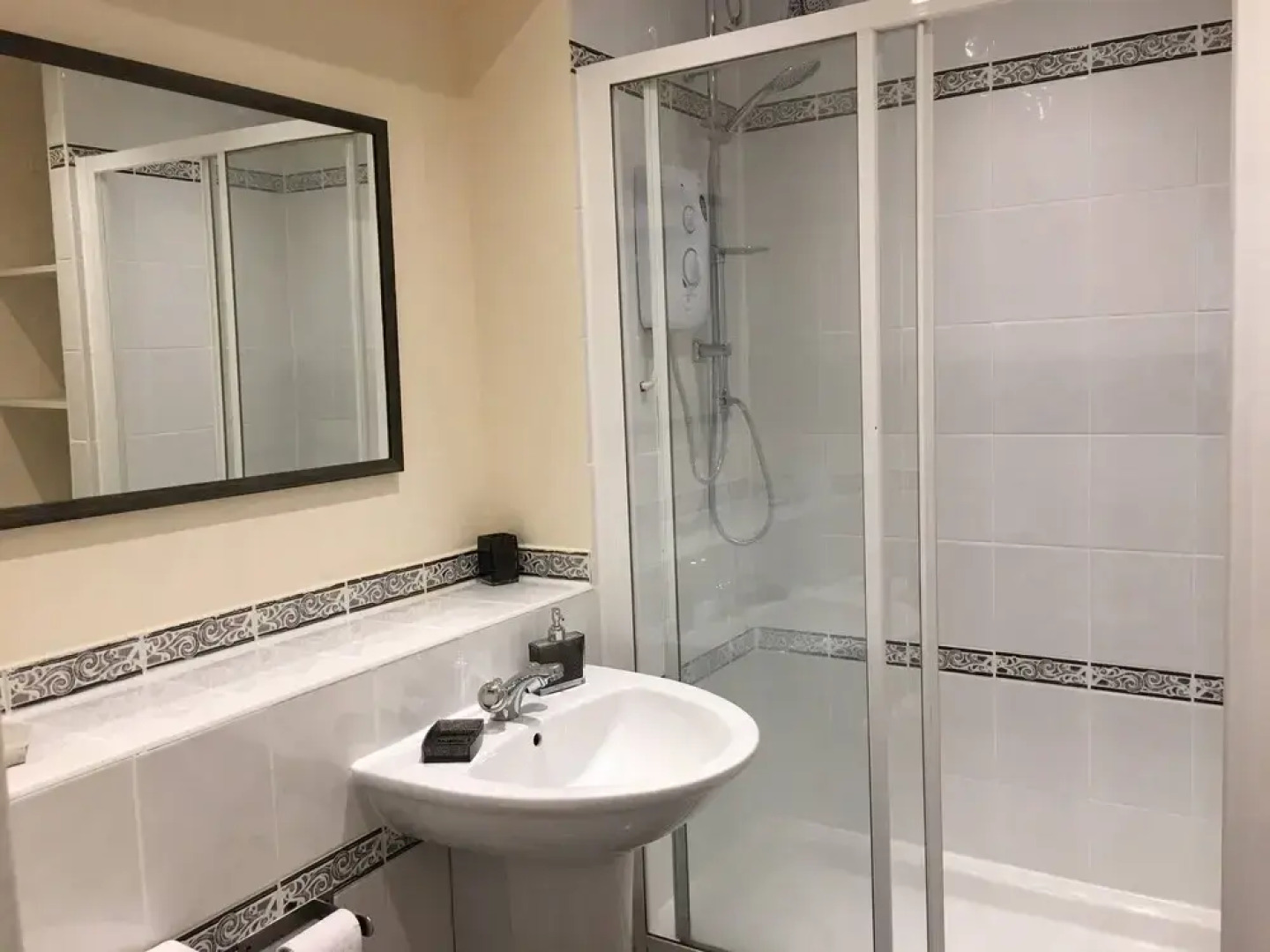 River Courtyard Apartment In The Heart Of