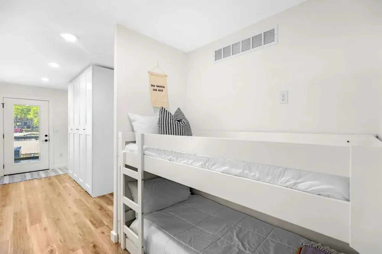 Little Bearcat Bungalow Stay on Ozark Waterfront