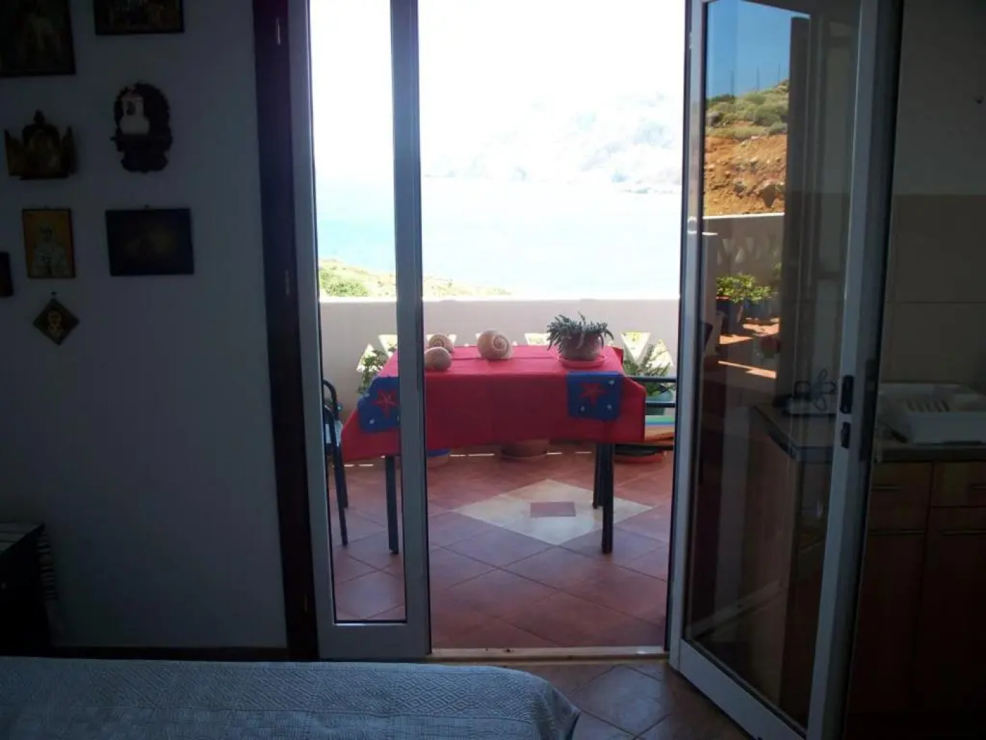 LALAROUS Studios & Apartments