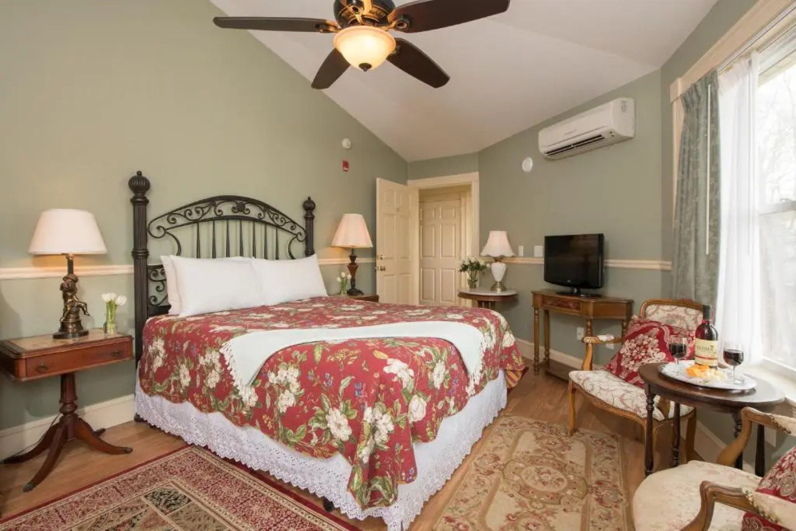 Mira Monte Inn & Suites