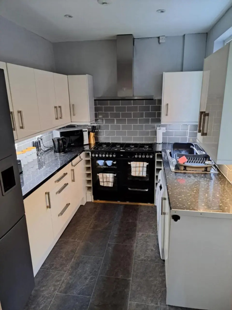 Entire Town House with Free Parking