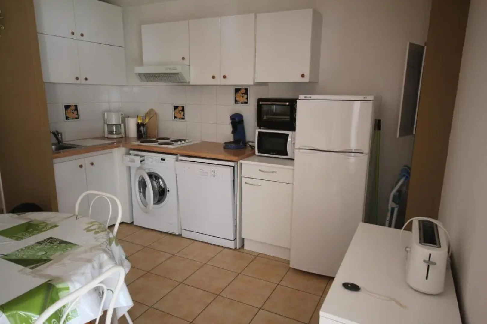 Belle villa 2 chambres terrasse en angle parking privatif dans résidence sécurisée piscine commune 800 m de la mer LRCS151