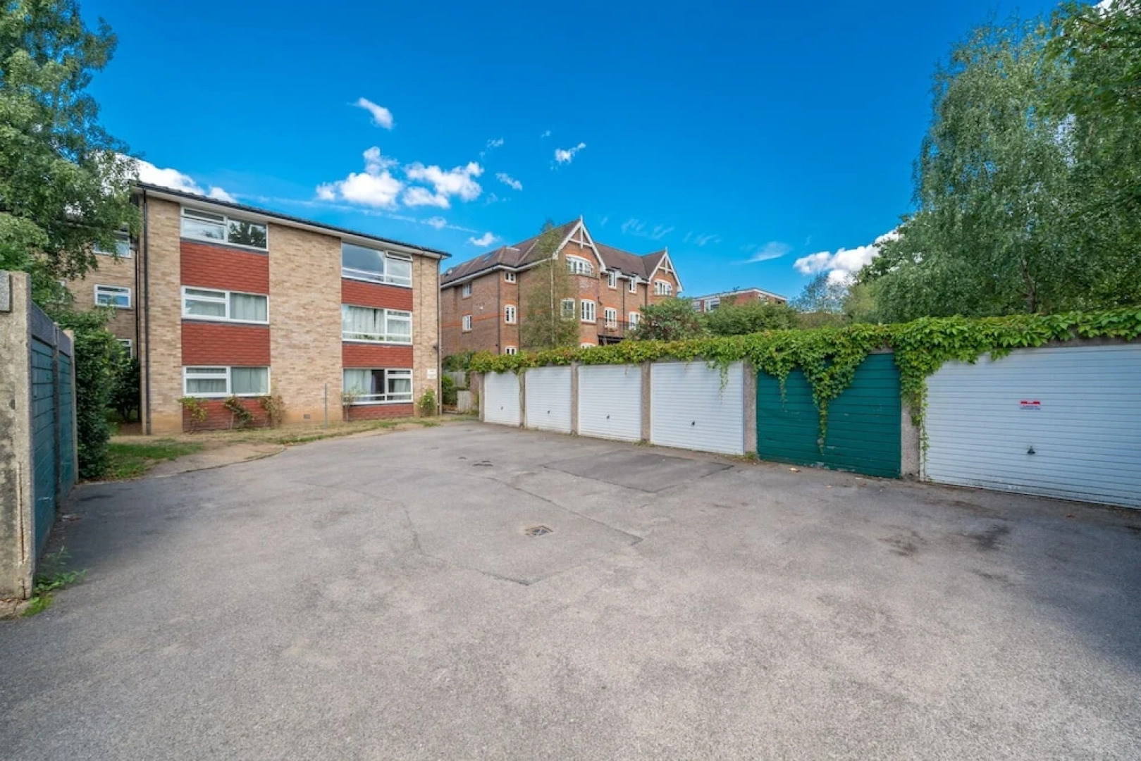 Spacious Pet Friendly 2-bed Apartment in Redhill